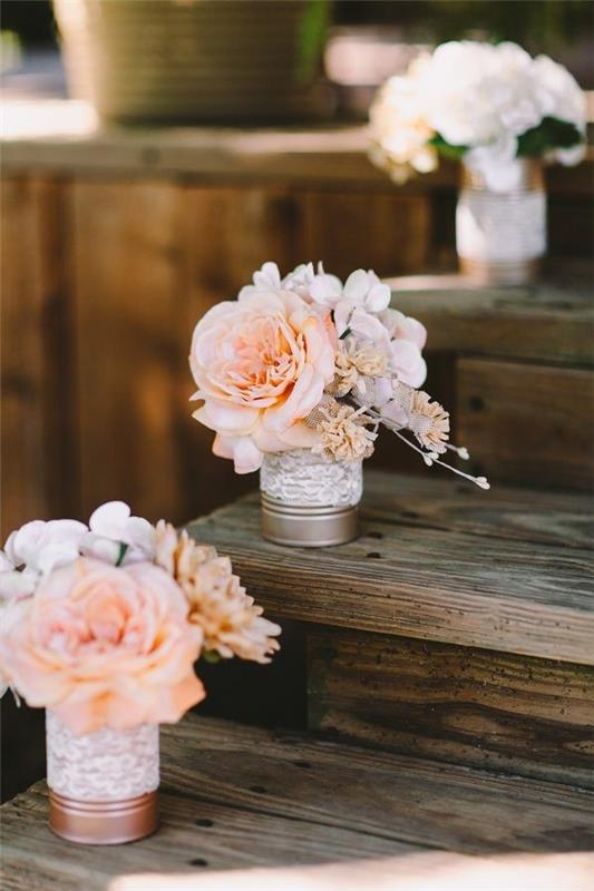 Λουλουδάτη διακόσμηση γάμου αχυρώνα