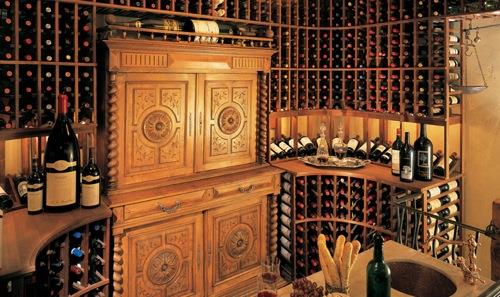 κομψά ράφια κρασιού και βάσεις από ξύλο vintage κελάρι