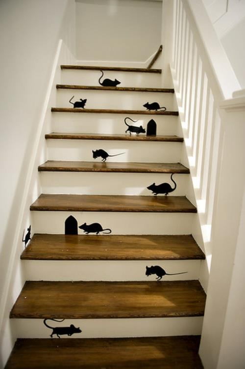 κομψή διακόσμηση αποκριών τατουάζ μαύρο ποντίκι στις σκάλες