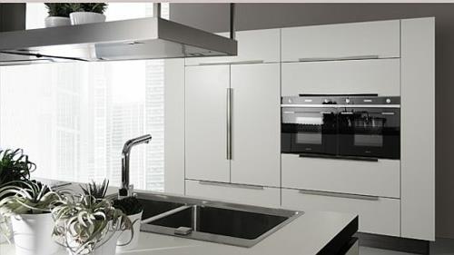 κομψά σχέδια κουζίνας λευκά λαμπερά ενσωματωμένα ντουλάπια συσκευών κουζίνας