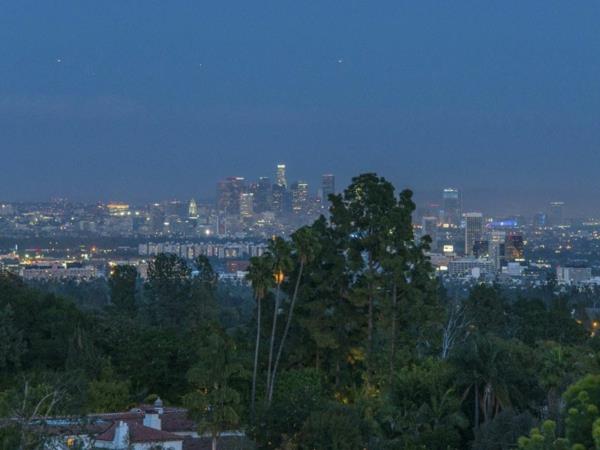Κομψή κατοικία στην πόλη νύχτας με θέα στην Καλιφόρνια