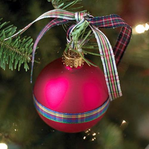 κομψές χριστουγεννιάτικες μπάλες με ελεγμένη υφασμάτινη κορδέλα