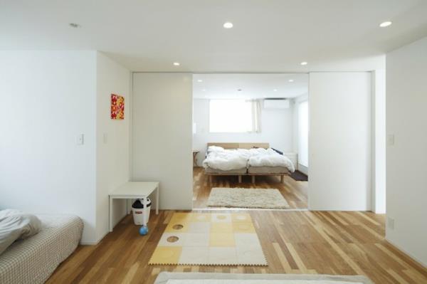 Συρόμενη πόρτα ιδέα κρεβατοκάμαρα ξύλινο πάτωμα μινιμαλιστικό