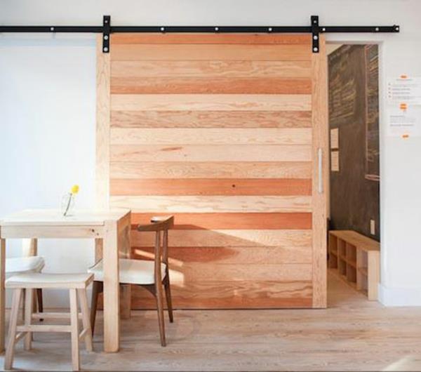 Οι συρόμενες πόρτες δημιουργούν υφές από ξύλο