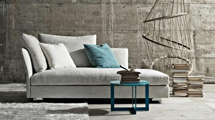 καναπές -κρεβάτι σε ήρεμο χρώμα με μπλε τραπεζάκι