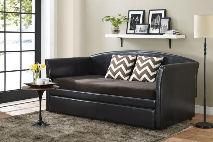 μαύρος καναπές -κρεβάτι διακοσμημένος με μαξιλάρια