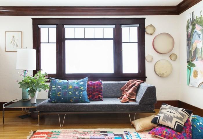 καναπές -κρεβάτι άνετος καναπές -κρεβάτι με χρωματιστά μαξιλάρια