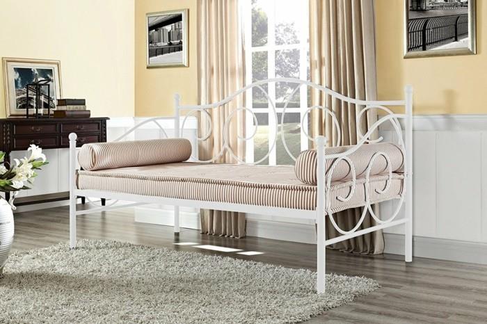 Φτιάξτε μόνοι σας έναν καναπέ -κρεβάτι σε λευκό χρώμα με ένα ριγέ στρώμα