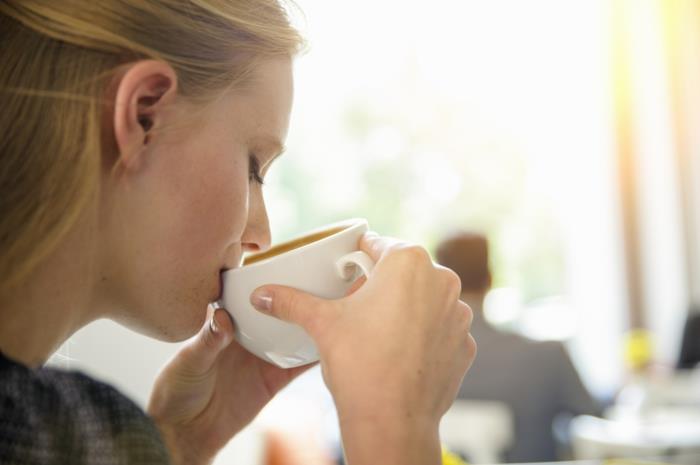 τι να κάνετε κατά της αϋπνίας πιείτε καφέ μέχρι το μεσημέρι