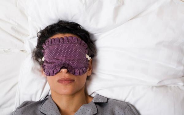 αϋπνία-μάσκα-ύπνος-διαταραχή του ύπνου-γυναίκα