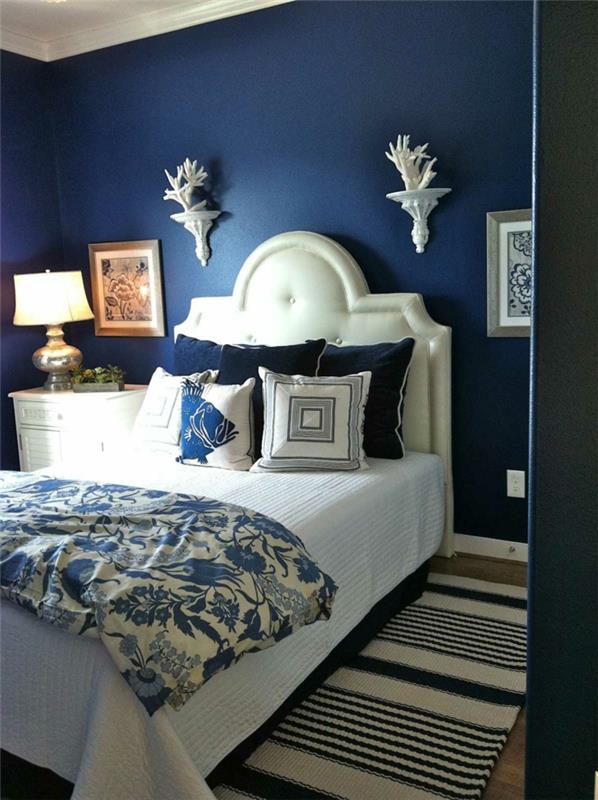 υπνοδωμάτιο μπλε σκούρο μπλε τοίχοι κομψό ριγέ χαλί