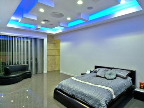 υπνοδωμάτιο μπλε ενσωματωμένος φωτισμός λευκοί τοίχοι κλείστρο
