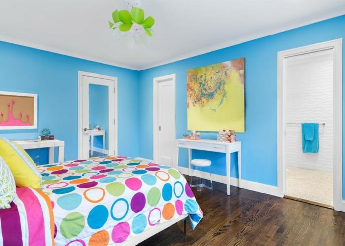 κρεβατοκάμαρα μπλε σεντόνια σε ανοιχτό μπλε τοίχους ξύλινο πάτωμα