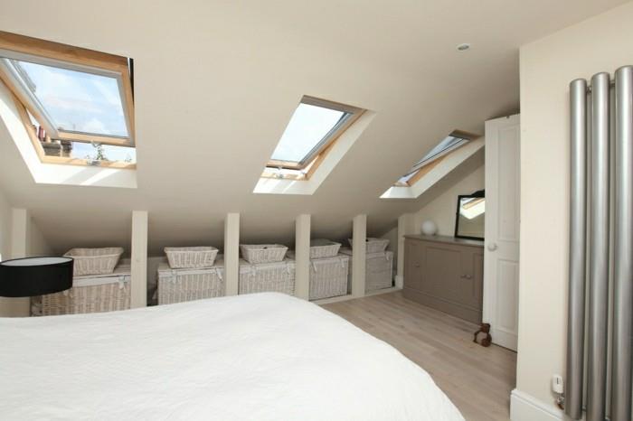 υπνοδωμάτιο με κεκλιμένες οροφές με κρεμ τοίχους και λευκά κλινοσκεπάσματα