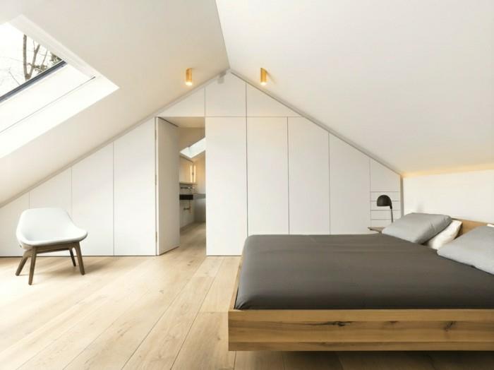 υπνοδωμάτιο με κεκλιμένη οροφή λευκό χρώμα τοίχου και ξύλινο πάτωμα