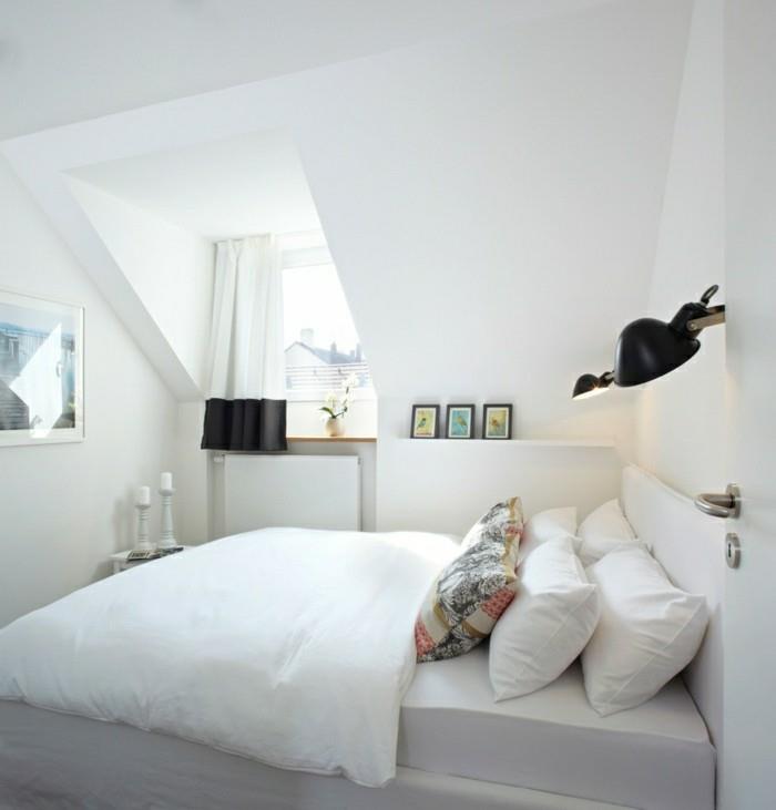 υπνοδωμάτιο με κεκλιμένη οροφή, λευκό εσωτερικό και φρέσκια εμφάνιση
