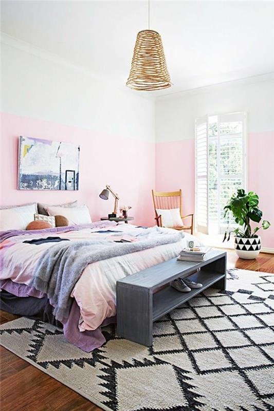 ιδέες διακόσμησης κρεβατοκάμαρας ανοιχτό ροζ τοίχοι χαλί φυτό ξύλινο πάτωμα παστέλ χρώματα