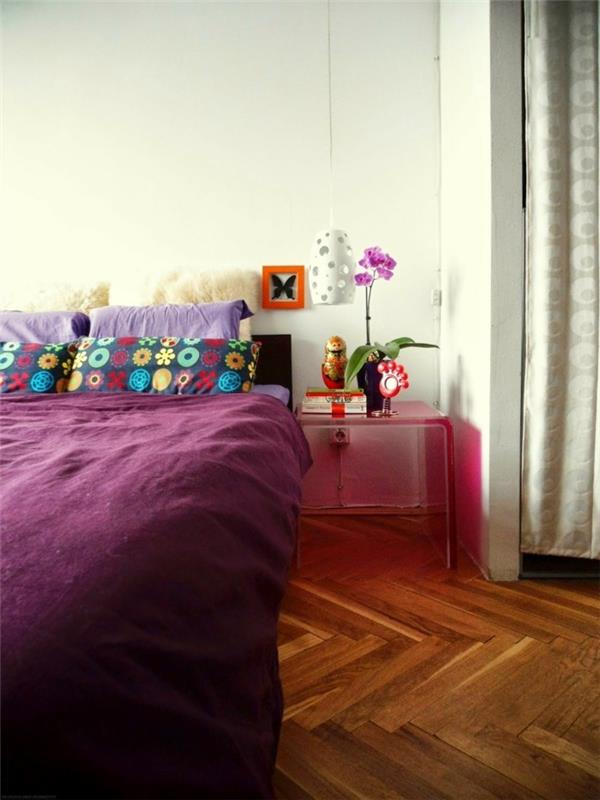 ιδέες διακόσμησης κρεβατοκάμαρας μωβ κλινοσκεπάσματα χρωματιστές μαξιλαροθήκες δαπέδου ξύλο