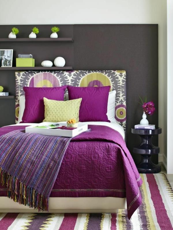υπνοδωμάτιο σχεδιασμός τοίχου χρώμα γκρι τόνους κρεβάτι μοκέτα μοβ τόνους