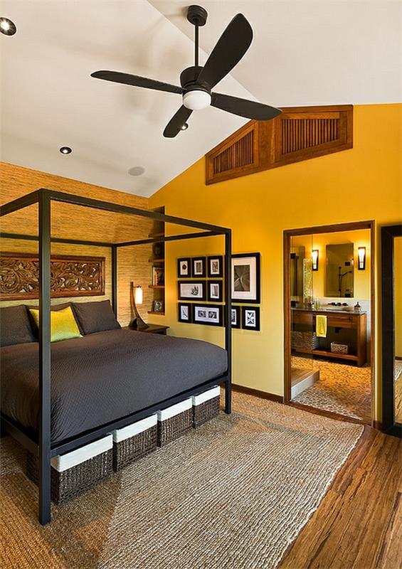 υπνοδωμάτιο με τέσσερις αφίσες κρεβάτι ανεμιστήρα οροφής