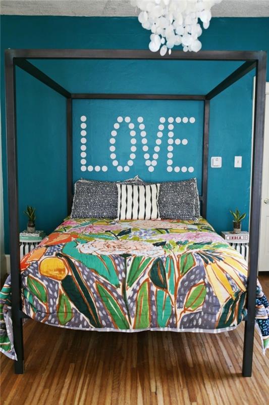 Επιπλώστε το υπνοδωμάτιο με πολύχρωμα κλινοσκεπάσματα και μπλε τοίχους