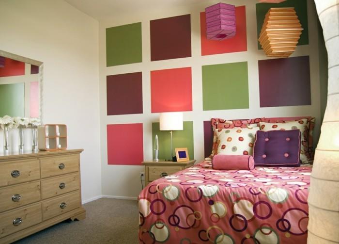 υπνοδωμάτιο με πολύχρωμο σχεδιασμό τοίχου και φρέσκα μοτίβα