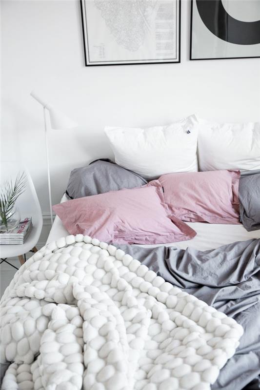 επιπλωμένα υπνοδωμάτια ρίξτε μαξιλάρια κλινοσκεπάσματα παστέλ αποχρώσεις λευκούς τοίχους