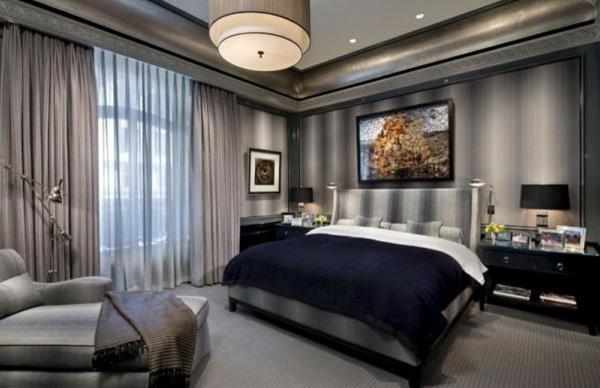 κρεβατοκάμαρα επιπλωμένο διπλό κρεβάτι γκρι τοίχοι κουρτίνες πολυθρόνες πολυελαίους κουρτίνες