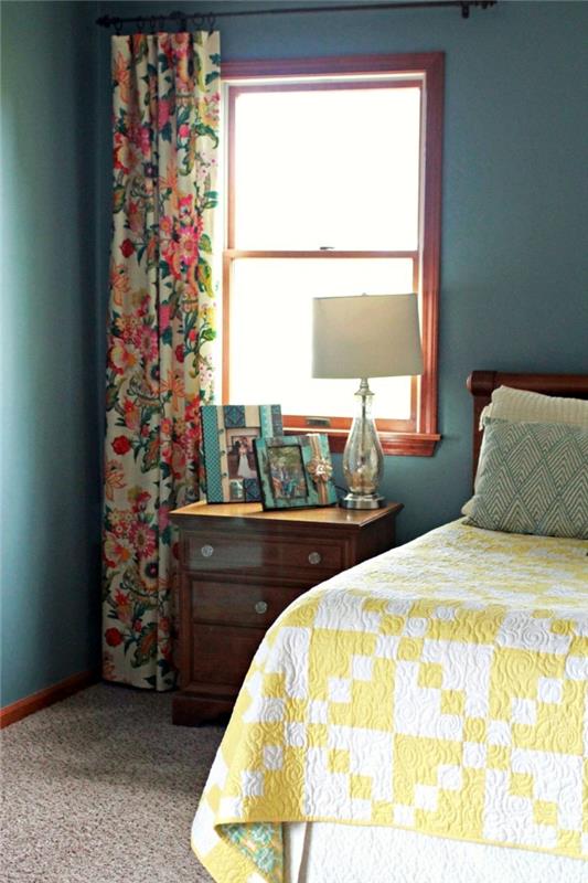 Επιπλωμένα υπνοδωμάτια με χρωματιστές κουρτίνες αρωματίζουν την ατμόσφαιρα