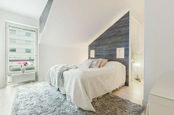 Επιπλώστε το υπνοδωμάτιο με κεκλιμένη οροφή και γκρι τοίχο με ανοιχτό γκρι χαλί