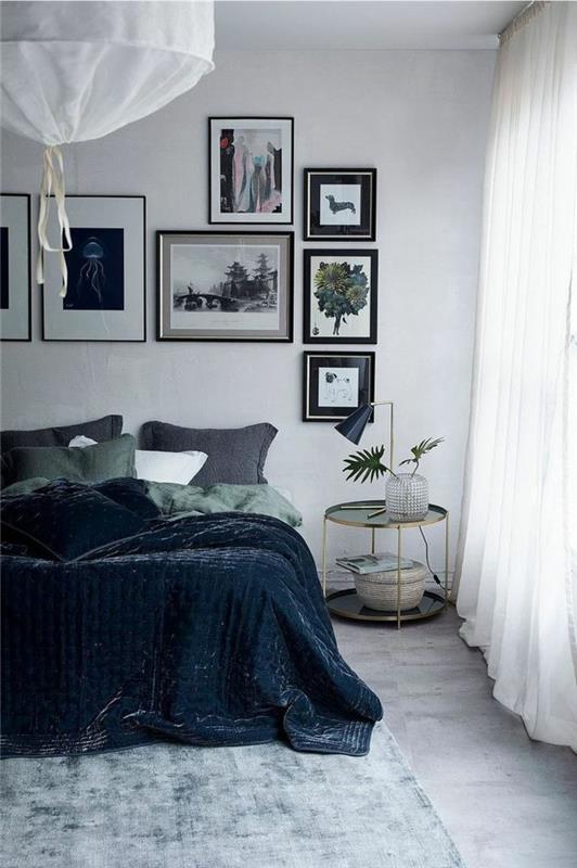 Επιπλώστε το υπνοδωμάτιο με λευκές κουρτίνες και σκούρα μπλε κλινοσκεπάσματα