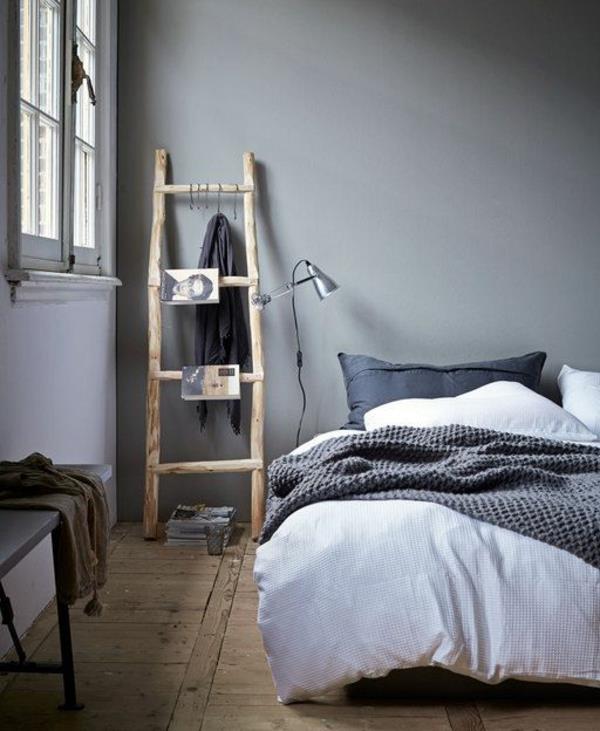 Επιπλώστε το υπνοδωμάτιο με μια κομψή ξύλινη σκάλα ή κομοδίνο