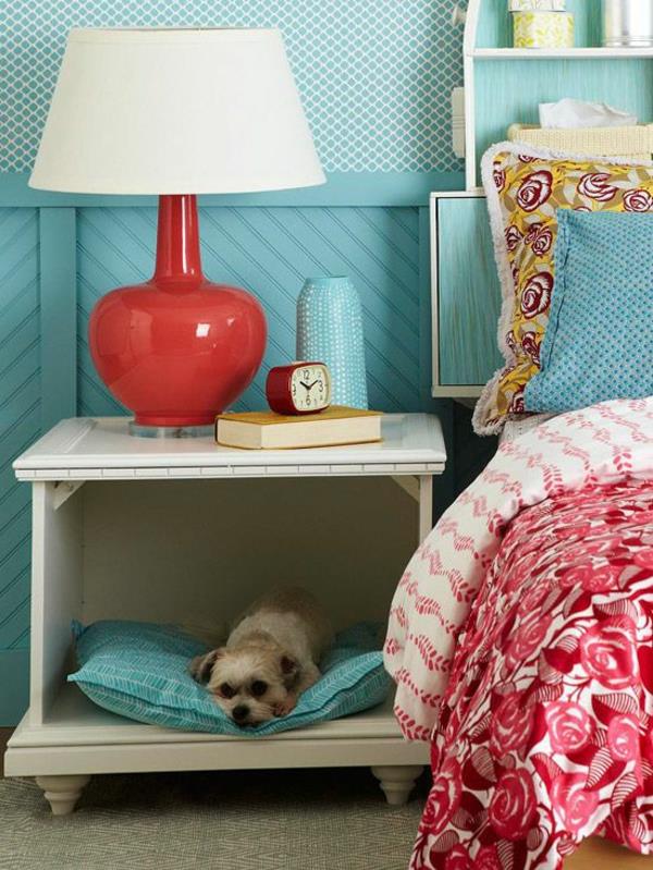 επιπλώστε το υπνοδωμάτιο με κομψό τραπέζι και κρεβάτι σκύλου
