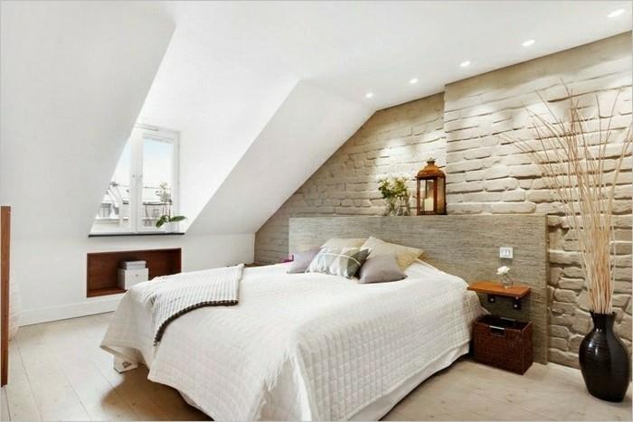Επιπλώστε το υπνοδωμάτιο με όμορφο τοίχο και κεκλιμένη οροφή