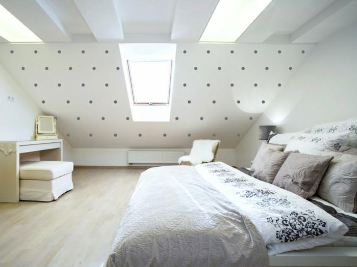 υπνοδωμάτιο με όμορφη ταπετσαρία και λευκούς τοίχους