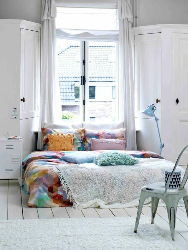κρεβατοκάμαρα σχεδιασμός χρωματιστό κρεβάτι λευκό χαλί
