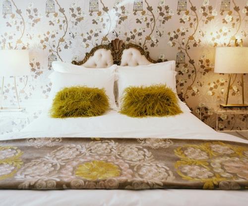 υπνοδωμάτιο με σχέδια λουλουδιών και γούνινα μαξιλάρια