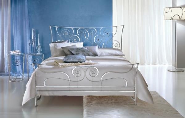 υπνοδωμάτιο σχεδιασμός μεταλλικό κρεβάτι πεντάλ μοτίβο από ανοξείδωτο ατσάλι καμπύλες μορφές χρώμα τοίχου μπλε