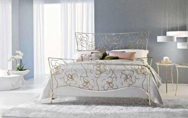κρεβατοκάμαρα σχεδιασμός μεταλλικά κρεβάτια τριαντάφυλλα μοτίβα χρυσά αμπάρα muebles