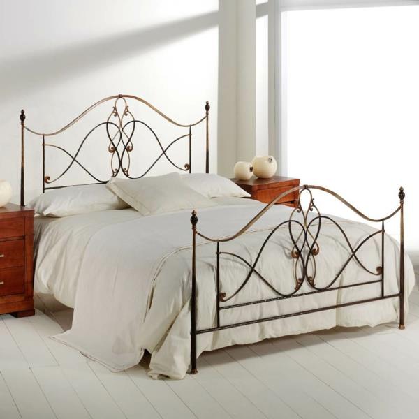 κρεβατοκάμαρα σχεδιασμός σφυρήλατο κεφαλάρι κομψό σχέδιο μεταλλικό κρεβάτι ρομαντικό χρώμα τοίχου λευκό ξύλινες σανίδες δαπέδου καθαριστικές