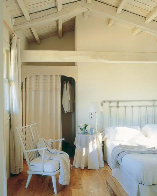 σοφίτα υπνοδωμάτιο γκαρνταρόμπα ξύλινο πάτωμα λευκή καρέκλα