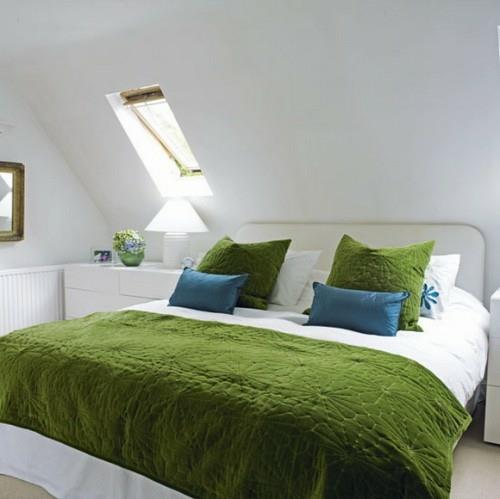 υπνοδωμάτιο σοφίτας πράσινο μπλε κρεβάτι φεγγίτες λευκός τοίχος