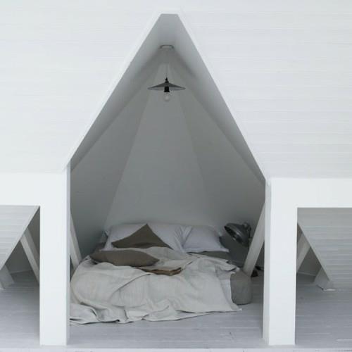 υπνοδωμάτιο σοφίτας απλή λευκή στέγη