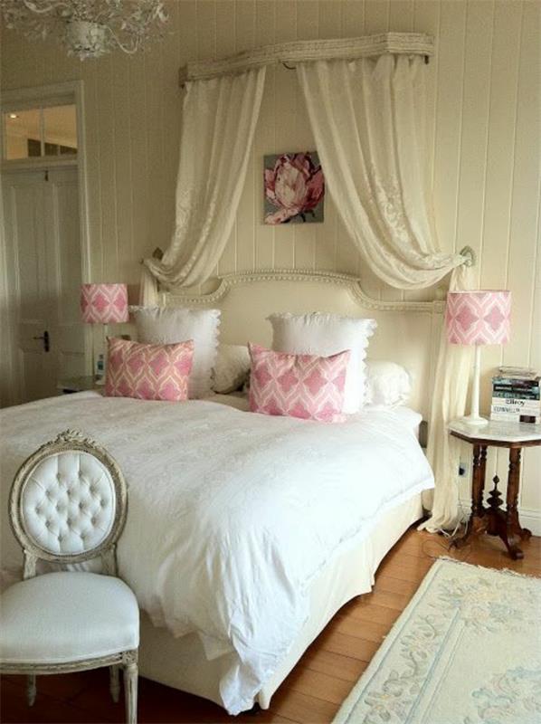 Υπνοδωμάτιο σε γαλλικό στυλ με λευκό κάλυμμα σε ροζ τόνους