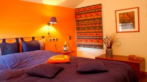 κρεβατοκάμαρα σε πορτοκαλί πρωτότυπο ζεστό επίπλωση τοίχου φωτιστικό τοίχου