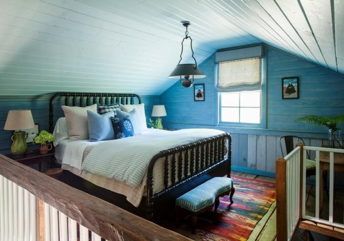 υπνοδωμάτιο σε στυλ εξοχικό τοίχο με μπλε προφορά και κεκλιμένη οροφή