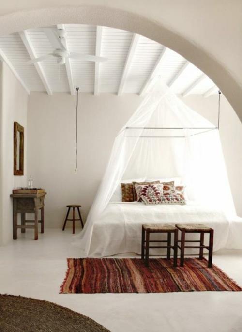 υπνοδωμάτιο ανατολίτικες προφορές δρομέας ριγέ σκαμπό μαξιλάρια λευκό κρεβάτι