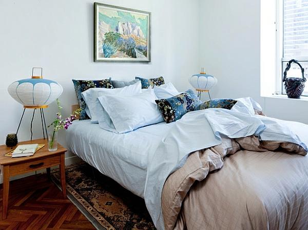 υπνοδωμάτιο περσικό χαλί απαλά χρώματα μοντέρνα επιτραπέζια φωτιστικά