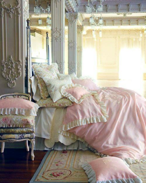 υπνοδωμάτιο ρομαντικό φωτισμό κρεβάτι φωτιστικό δαπέδου ροζ λευκό σκουριασμένο κλινοσκεπάσματα