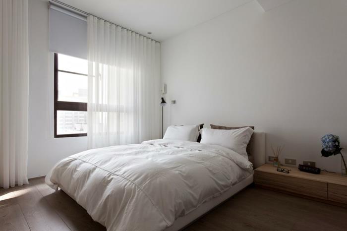 υπνοδωμάτιο λευκό απλό σχέδιο ξύλινο πάτωμα λευκές κουρτίνες
